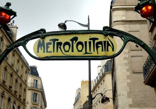 Parigi, 19 Luglio 1900- Le métro  en derrier