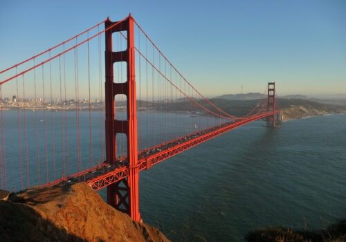 Una baia ed un ponte dorato