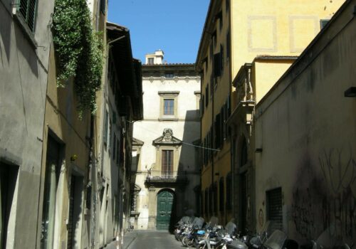 Via di Mezzo